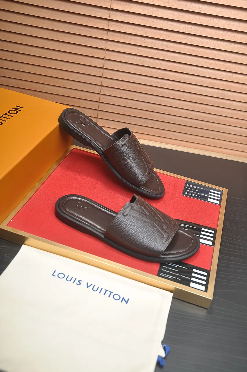Men's men's shoes 💰340💶 [Louis Vuitton LV slippers] (high-end cowhide) counter 1:1 fashion style, a must-have for summer! The designer used LV’s iconic outsole. The original simple slippers instantly become fashionable! The upper is made of flexible special cowhide leather straps alternately, and the workmanship is exquisite! A must-have for stylish men in summer, size 38-46 (45 46 customized)
